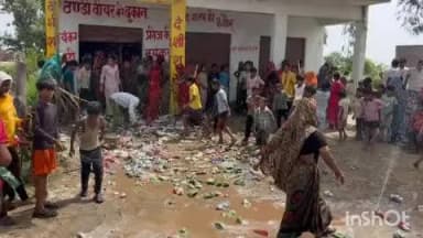 जसराना: गांव कौरारा बुजुर्ग में महिलाओं ने शराब की दुकान के ताले तोड़कर शराब की पेटियों को सड़क पर फेंका, जमकर किया हंगामा