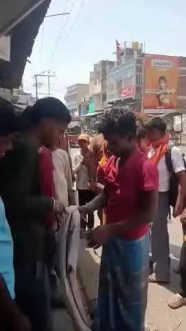 सतगावां: सतगावां प्रखंड के मरचोई मोड़ के समीप अग्रवाल स्टूडियो इलेक्ट्रोनिक दुकान से पंखा के चोरी को लेकर एक व्यक्ति को ग्रामीण