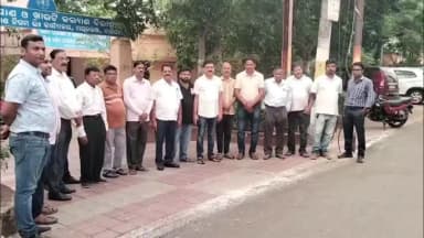 ବାରିପଦା ସଦର: ମୟୂରଭଞ୍ଜ ଜିଲ୍ଲାରେ ପେଟ୍ରୋଲ-ଡିଜେଲ ସଂକଟ ନେଇ ବାରିପଦା ଠାରେ ଯୋଗାଣ ଅଧିକାରୀଙ୍କୁ ସ୍ମାରକପତ୍ର ପ୍ରଦାନ