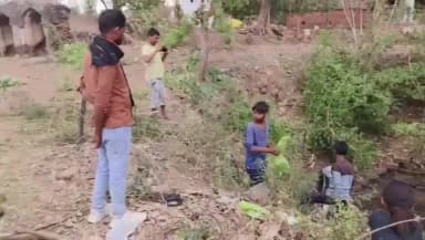 जल गंगा संवर्धन अभियान अंतर्गत ग्राम पंचायत कुड़ीला स्थित बावड़ी को किया पुनर्जीवित
-
बावड़ी पुनर्जीवित करने का संकल्प पूर्ण होने पर ग्रामीणजनों ने दीप जलाकर मनाया बावड़ी उत्सव
-
कलेक्टर श्री विवेक श्रोत्रिय के निर्देशानुसार मध्यप्रदेश जन अभियान परिषद द्वारा संचालित जल गंगा संवर्धन अभियान के अंतर्गत ग्राम कुड़ीला में बावड़ी उत्सव एवं जल संरक्षण जागरूकता वृक्षारोपण का आयोजन किया गया। कार्यक्रम में उपस्थित सदस्यों ने सबसे पहले बावड़ी की सफाई की तथा पौधारोपण किया। तत्पश्चात बावड़ी उत्सव में बावड़ी का पूजन आरती के बाद दीपकों से सजाया गया।
कार्यक्रम के दौरान ग्रामवासियों को जल संरक्षण, वर्षा जल संचयन तथा पारंपरिक जल स्रोतों के संरक्षण के महत्व के बारे में विस्तार से जानकारी दी गई। जल संकट की वर्तमान स्थिति एवं उसके समाधान हेतु सामुदायिक सहभागिता की आवश्यकता पर प्रकाश डाला गया। साथ ही बावड़ियों, कुओं एवं अन्य जल स्रोतों की नियमित साफ-सफाई एवं संरक्षण के लिए प्रेरित किया गया। कार्यक्रम में उपस्थित ग्रामीणों ने जल संरक्षण अभियान में सक्रिय सहयोग देने तथा अपने गांव के जल स्रोतों को सुरक्षित एवं स्वच्छ बनाए रखने का संकल्प लिया। कार्यक्रम के दौरान जल संरक्षण संबंधी सुझावों एवं विचारों का आदान-प्रदान भी किया गया।
कार्यक्रम का संचालन कार्यक्रम समन्वयक मनीष कुमार सोनी द्वारा किया गया। इस अवसर पर ग्राम के सोनूराजा, गणेश लोधी, रविन्द्र प्रजापति मनीराम कुशवाहा रुद्र प्रताप, वेद प्रताप, पलक शर्मा, वीरू शर्मा बिट्टू शर्मा, जुझारसिंह, रामेश्वर लोधी, भोलेराजा वरिष्ठजन, युवा एवं अन्य ग्रामीणजन बड़ी संख्या में उपस्थित रहे। सभी ने जल संरक्षण को जन-आंदोलन बनाने की आवश्यकता पर बल दिया तथा अभियान को सफल बनाने हेतु अपनी सहभागिता सुनिश्चित करने का आश्वासन दिया। अंत में उपस्थित श्री अरुण प्रताप सिंह अध्यक्ष श्री सचिव भागचंद लोधी सभी ग्रामवासियों का आभार व्यक्त करते हुए कार्यक्रम का सफलतापूर्वक समापन किया गया।
ज्ञातव्य है कि जल गंगा संवर्धन अभियान अंतर्गत की म.प्र. जन अभियान परिषद संभाग समन्वयक दिनेश कुमार उमरैया और जिला समन्वयक डॉ सुनील कटियार, नवांकुर संस्था और ग्राम विकास प्रस्फुटन समिति सदस्यों द्वारा वर्ष 2025 में ग्राम पंचायत कुड़ीला स्थित बावड़ी को पुनर्जीवित करने का संकल्प लिया गया। सभी के द्वारा श्रमदान करते हुये बावड़ी पुनर्जीवित करने का संकल्प 2026 में पूर्ण होने पर उत्साहपूर्वक बावड़ी उत्सव मनाया गया।
Jansampark Madhya Pradesh
Collector Tikamgarh
#जल_गंगा_संवर्धन_अभियान
#JansamparkMP
#Jansamparktikamgarh
#tikamgarh