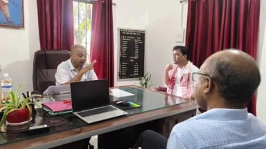 সৃজনগ্ৰাম: উত্তৰ শালমাৰা সংমণ্ডল কৃষি বিষয়া কাৰ্যালয়ত উপস্থিত হৈ কৃষি বিষয়া সৈতে কৃষকৰ বিভিন্ন বিষয়ত মিলিত হয় বিধায়ক নুৰুল ইছলাম