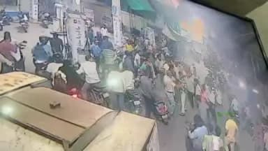 फिरोज़ाबाद: चूड़ियों के शहर फ़िरोज़ाबाद में एक लड़की का पीछा कर छेड़छाड़ करने वाले मजनू को भीड़ ने जमकर लात-घूसे मारे