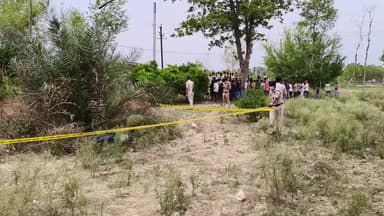 मोहनिया: बघिनी गाँव के सिवान में एक अज्ञात व्यक्ति का शव झाड़ियों में बरामद,जुटी भारी भीड़ घटनास्थल किया सील पहुंचे एसडीपीओ।