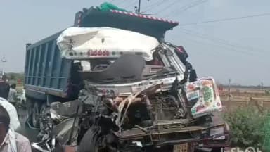 హనుమకొండ: పసరగొండ క్రాస్ వద్ద డివైడర్ లోని చెట్లకు నీరు పోస్తున్న లారీని, మరో టిప్పర్ అతి వేగంగా వచ్చి ఢీకొట్టడంతో టిప్పర్ డ్రైవర్