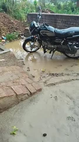 ग्राम गोधना पोस्ट माहीगाव तहसील बख्शी का तालाब यह हालत है मोदी जी की सरकार में गरीब यह हालत है