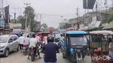রতুয়া ১: অতিরিক্ত যানবাহন যানজটকে কেন্দ্র করে চরম ভোগান্তির মুখে রতুয়ার বাসিন্দারা