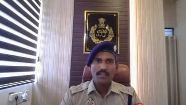 #gorakhpurpolice
#PoliceAction
➡️दिनांक 10.06.2026 को #PsRamgarhtaal क्षेत्र से प्राप्त सूचना के आधार पर अनैतिक देह व्यापार का अपराध कारित करने वाले 02 नफर अभियुक्त व 01 नफर अभियुक्ता को गिरफ्तार किया गया तथा प्राप्त तहरीर के आधार पर थाना स्थानीय पर अभियोग पंजीकृत कर अग्रिम विधिक कार्यवाही की जा रही है ।
➡️ जिसके संबंध में स0पु0अ0/ #COCantt द्वारा दी गयी वीडियो बाईट-
#UPPolice #VideoByte
@dgpup @AdgGkr @adgzonegkr @diggorakhpur