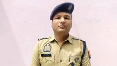 #Azamgarh (कोतवाली): शेखपुरा गांव में 70 वर्षीय वृद्ध की गला काटकर हत्या के मामले में पुलिस की त्वरित कार्यवाही,वादी की तहरीर पर अज्ञात अभियुक्त के विरुद्ध मुकदमा दर्ज, घटना के अनावरण हेतु पुलिस की 04 टीमें गठित, साक्ष्य संकलन एवं आरोपियों की तलाश में जुटी पुलिस के सम्बन्ध में #Cocityazh श्री शुभम तोदी की बाइट।
@Uppolice
@adgzonevaranasi
@digazamgarh