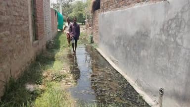 गिरदौ ग्राम के लोगो रोज कीचड़ भरे मार्ग से गुजरना पड़ता है कोई समस्या का समाधान करने को तैयार नहीं
