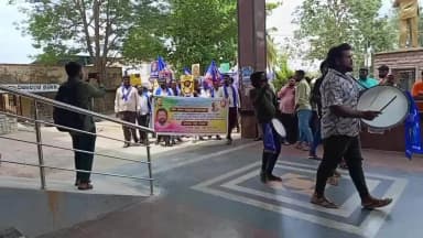 ಮಾಗಡಿ: ಪಟ್ಟಣದ ರಸ್ತೆಗೆ ಸಾಹಿತಿ ಸಿದ್ದಲಿಂಗಯ್ಯ ಅವರ ಹೆಸರಿಡುವಂತೆ ಆಗ್ರಹಿಸಿ ಪುರಸಭೆ ಕಚೇರಿ ಎದರು ಪ್ರತಿಭಟನೆ