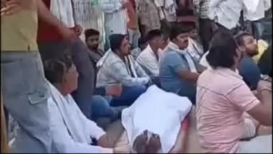 रघुराजनगर नगरी: सतना के उल केबल फैक्ट्री में ड्यूटी के दौरान एक कर्मचारी की मौत परिजन सो लेकर धरने पर बैठे गेट पर भारी मात्रा में पुलिस