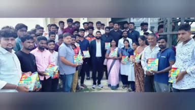 ಮಾನ್ವಿ: ವಿದ್ಯಾರ್ಥಿಗಳಿಗೆ ಸ್ಪರ್ಧಾತ್ಮಕ ಪರೀಕ್ಷೆ ತಯಾರಿ ಪುಸ್ತಕ ವಿತರಿಸಿದ ಮಾನ್ವಿ ತಹಶಿಲ್ದಾರ್ ಭೀಮರಾಯ ಬಿ. ರಾಮಸಮುದ್ರ
