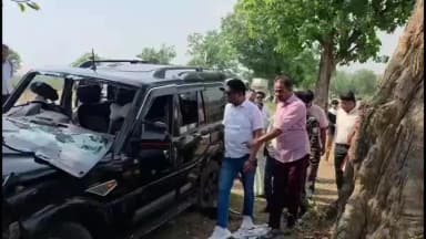 सिमडेगा: सिमडेगा के अघरमा के पास भीषण सड़क हादसे में पांच लोगों की मौत पर पहुंचे विधायक भूषण बाड़ा