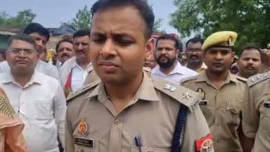 थाना औंग क्षेत्रांतर्गत बिंदकी फार्म गांव में बाढ़ संभावित परिस्थितियों में आपदा प्रबंधन तंत्र की तैयारियों एवं विभिन्न विभागों के मध्य समन्वय की समीक्षा के उद्देश्य से आज एक व्यापक मॉक ड्रिल का आयोजन किया गया। मॉक ड्रिल के अंतर्गत बाढ़ प्रभावित क्षेत्र में विभिन्न विभागों द्वारा अपनी-अपनी जिम्मेदारियों एवं कार्ययोजना का प्रदर्शन किया गया तथा संभावित आपदा की स्थिति में की जाने वाली कार्यवाही का अभ्यास किया गया।
मॉक ड्रिल के दौरान लाभार्थियों के पंजीकरण की प्रक्रिया संपादित की गई तथा संबंधित विभागों द्वारा राहत एवं बचाव कार्यों से संबंधित व्यवस्थाओं का प्रदर्शन किया गया।
इसके अतिरिक्त भवन ध्वस्तीकरण (Building Collapse) की काल्पनिक स्थिति निर्मित कर यह अभ्यास किया गया कि तेज आंधी अथवा बाढ़ के कारण किसी भवन के क्षतिग्रस्त होने अथवा ध्वस्त होने की स्थिति में उसमें फंसे व्यक्तियों को सुरक्षित निकालकर चिकित्सीय सहायता किस प्रकार उपलब्ध कराई जाएगी। इस दौरान खोज एवं बचाव (Search & Rescue), प्राथमिक उपचार तथा घायलों को अस्पताल पहुंचाने की समस्त प्रक्रियाओं का सफलतापूर्वक प्रदर्शन किया गया।
महोदय द्वारा बताया गया कि इस प्रकार की मॉक ड्रिल भविष्य में भी नियमित रूप से आयोजित की जाती रहेंगी, जिससे वास्तविक बाढ़ की स्थिति उत्पन्न होने पर विभिन्न विभागों के मध्य समन्वय एवं आपदा प्रबंधन की कार्यक्षमता और अधिक प्रभावी हो सके।
कार्यक्रम के दौरान उपस्थित ग्रामीणों द्वारा अपनी विभिन्न समस्याओं एवं आवश्यकताओं से प्रशासन को अवगत कराया गया। महोदय द्वारा आश्वस्त किया गया कि बाढ़ आगमन से पूर्व जिन समस्याओं का निराकरण संभव है, उन्हें प्राथमिकता के आधार पर समयबद्ध ढंग से निस्तारित कराने का पूर्ण प्रयास किया जाएगा, के संबंध में #spfhr की बाइट ।
