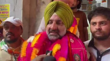 ਗੁਰਦਾਸਪੁਰ: ਚੋਣ ਪ੍ਰਚਾਰ ਦੇ ਆਖਰੀ ਦਿਨ ਵਿਧਾਇਕ ਪਾਹੜਾ ਨੇ ਗੁਰਦਾਸਪੁਰ ਚ ਆਪਣੇ ਉਮੀਦਵਾਰਾਂ ਦੇ ਹੱਕ ਵਿੱਚ ਸ਼ਹਿਰ ਅੰਦਰ ਕੱਢਿਆ ਵਿਸ਼ਾਲ ਰੋਡ ਸ਼ੋ