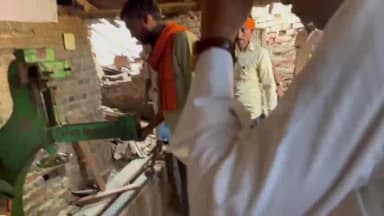 रजौली: वन विभाग ने अवैध आरा मिल पर की छापेमारी, मशीन व लकड़ियां की गईं जब्त