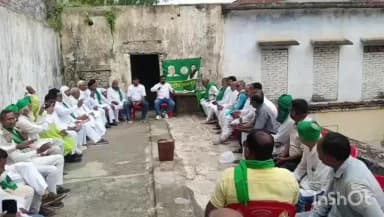 भभुआ: जिला राजद प्रधान कार्यालय पर पार्टी के जिला अध्यक्ष अकलू राम के नेतृत्व में लालू प्रसाद का मनाया गया जन्मदिन