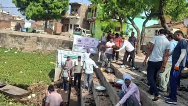 निवाड़ी: छोटा तालाब निवाड़ी में चला विशेष सफाई अभियान, मानव श्रृंखला बनाकर निकाली जलकुंभी और गाद।