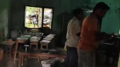 বামনগোলা: বামনগোলায় তৃণমূল নেতা তথা প্রধান শিক্ষককে ঘিরে বিক্ষোভ, ‘চোর চোর’ স্লোগান গ্রামবাসীদের