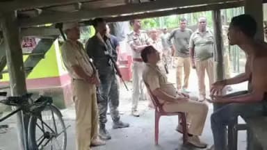 আলিপুরদুয়ার ২: কাঠ চোরদের সতর্ক করলেন বনদপ্তরের কর্মকর্তা শিলটং বস্তি এলাকায়