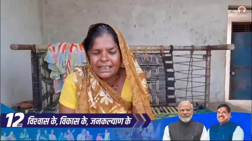 हर घर जल योजना से बदली ग्रामीण जीवन की तस्वीर
सुनिए डिंडोरी जिले की लाभार्थी महिला का क्या कहना है,
"पहले पीने का पानी लाने के लिए दूर जाना पड़ता था, लेकिन अब हर घर जल योजना के तहत घर में ही नल से शुद्ध पानी मिल रहा है। इससे समय और मेहनत दोनों की बचत हुई है।" लाभार्थी ने प्रधानमंत्री श्री नरेंद्र मोदी जी एवं मुख्यमंत्री डॉ. मोहन यादव जी के प्रति आभार व्यक्त किया।
#HarGharJal
#12YearsOfKisanSamriddhi
#JalJeevanMission #HarGharNalSeJal #ViksitMadhyaPradesh #JansamparkMP #PMNarendraModi #DrMohanYadav #RuralDevelopment #WaterForAll #SuccessStory #MadhyaPradesh #GoodGovernance #JanKalyan #JalShaktiAbhiyan