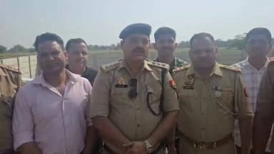 थाना हाईवे पुलिस,स्वाट टीम एवं एस0ओ0जी0 की संयुक्त कार्यवाही द्वारा थाना गोवर्धन से ट्रांसफार्मर की चोरी / डकैती के अभियोग में वांछित एंव 25000/-25000/-के इनामिया अभियुक्तगण को दौराने पुलिस मुठभेड किया गया गिरफ्तार । अभियुक्तगण के कब्जे से 02 तमंचा .315 बोर, 02 खोखा कारतूस .315 बोर, 06 जिन्दा कारतूस .315 बोर, 55000/ रुपए एवं ट्रांसफार्मर से सम्बन्धित सामान बरामदगी के सम्बन्ध में #COOFFICE_MTA / #COREFINARY_MTA द्वारा दी गई बाइट:-
@Uppolice
@adgzoneagra
@digrangeagra