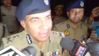 ट्रेन संख्या 12003 शताब्दी एक्सप्रेस की एक बोगी का शीशा पत्थर लगने से क्षतिग्रस्त होने की सूचना पर स्थानीय पुलिस,GRP व RPF द्वारा तत्काल जांच करने व कोई भी यात्री घायल न होने व सीसीटीवी फुटेज व अन्य साक्ष्यों के आधार पर विधिक कार्रवाई करने के सम्बन्ध में #ADG आगरा द्वारा बाइट https://t.co/4lWEhg2kfh