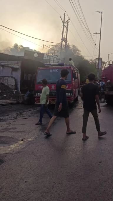 भोपाल मै हालाल पुर पर फटाका मार्किट के पास फटाका दुकान पर लगी आग पर काबू पा लिया गाया