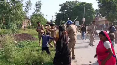 यह विडियो खुटार क्षेत्र का है जहां सूत्रों से मिली जानकारी पुलिस ने महिलाओं पर लाठीचार्ज किया क्या कसूर था