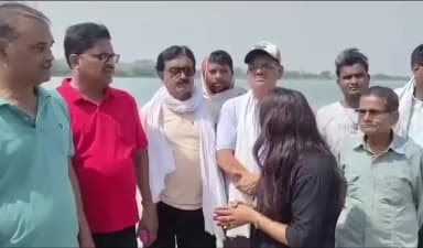 *कभी आपने नदी के भीतर बने विशाल राख के टापू पर किसी को
क्रिकेट खेलते देखा हैं*।