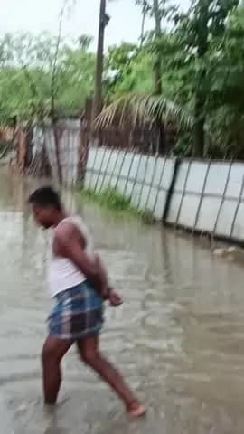 Hamare village
Ganganagar lutna tola me
barish ke Mausam me road par pani bahut ho jata