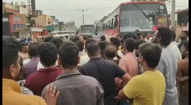 திருவள்ளூர்: ஆவடியில் தொடர் மின்வெட்டை கண்டித்து மின்வாரிய கண்டித்து சாலை மறித்து போராட்டம்.