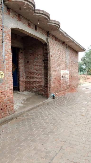 Uncha gaon mein gharon ke samne ghol Dale Ja Rahe Hain Sade hue aalu
#up police #kashganj#sdm