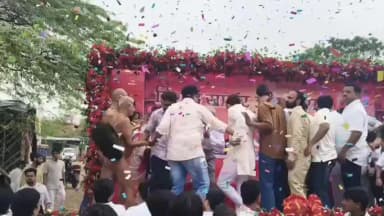 इटावा: जैनाचार्य विशुद्ध सागर महाराज जी ससंघ का भव्य एवं ऐतिहासिक नगर प्रवेश, श्रद्धालुओं ने आरती उतारकर की अगवानी