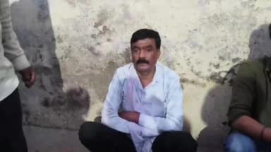 ललितपुर: भैंसों की चोरी के आरोप में तीन भैंस चोरों को लोगों ने पकड़कर पुलिस के हवाले किया, घटना का वीडियो आया सामने