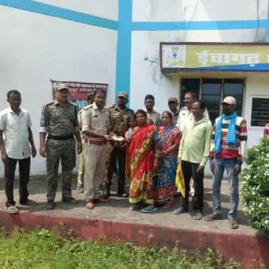 ईचागढ़: बनडीह में जंगली हाथी द्वारा मृतिका के बेटी को वन विभाग ने तत्काल दिया 50 हजार मुआवाजा