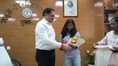 बिशुनपुर: भारतीय महिला फुटबॉल टीम की खिलाड़ी अष्टम उरांव का जिला प्रशासन ने किया सम्मानित
