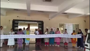 अशोक नगर: सुपरवाइजरों का बगावती प्रदर्शन, भ्रष्टाचार की 200 खबरों की प्रदर्शनी लगाकर प्रशासन को घेरा कलेक्ट्रेट में सौंपा ज्ञापन
