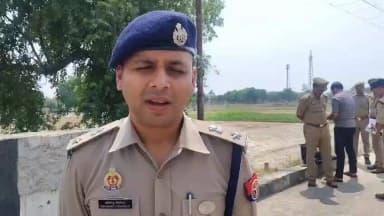 आज दिनांक 12.06.2026 को जनपद फतेहपुर के थाना खागा क्षेत्र अंतर्गत हाईवे के किनारे स्थित सर्विस लेन पर, स्पूरी गांव के पास, प्रातः लगभग 11:30 बजे डायल-112 के माध्यम से स्थानीय लोगों द्वारा सूचना प्राप्त हुई कि वहां एक पीले रंग की बोरी पड़ी है, जिसमें कोई संदिग्ध वस्तु होने अथवा उससे दुर्गंध आने की आशंका है। सूचना प्राप्त होते ही डायल-112 तथा थाना खागा पुलिस तत्काल मौके पर पहुंची। पुलिस द्वारा उक्त बोरी को कब्जे में लेकर जांच की गई, जिसमें एक महिला का शव बरामद हुआ। प्रथम दृष्टया महिला की आयु लगभग 30 से 35 वर्ष प्रतीत हो रही है। शव को पोस्टमार्टम एवं पहचान की कार्यवाही हेतु मोर्चरी भिजवा दिया गया है। मृतका की शिनाख्त कराने के लिए सभी आवश्यक प्रयास किए जा रहे हैं। घटना के संबंध में आने-जाने वाले संभावित मार्गों पर लगे सीसीटीवी कैमरों की जांच की जा रही है। घटनास्थल से लगभग 7-8 किलोमीटर पहले, कौशाम्बी की ओर स्थित टोल प्लाजा के सीसीटीवी फुटेज भी पुलिस टीम द्वारा खंगाले जा रहे हैं। मामले के सभी पहलुओं की गहनता से जांच की जा रही है तथा घटना का शीघ्र अनावरण किया जाएगा, के संंबंध में #spfhr की बाइट।
#UPPolice
@Uppolice
@ADGZonPrayagraj
@igrangealld