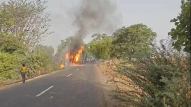 शिरपूर: शिरपूरजवळ केमिकल टँकर पलटी झाल्यानंतर भीषण आग; चालक-क्लिनर सुखरूप