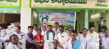 ఇల్లందు: ఇల్లందు ప్రాథమిక వ్యవసాయ సహకార సంఘం ఆధ్వర్యంలో రైతులకు విత్తనాల పంపిణీ
