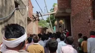 टूंडला: गांव रामपुर में टूटे बिजली के खंबे में लगे तारों में करंट लगने से एक युवक की मौत, परिजनों ने शव रखकर किया हंगामा