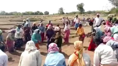 ఘన్పూర్ స్టేషన్: జఫర్గడ్ మండలం కోనూరులో వానలు కురవాలని బతుకమ్మ పాటలు పాడి వరుణ్ దేవుడిని ప్రార్థించిన ఉపాధి హామీ కూలీలు