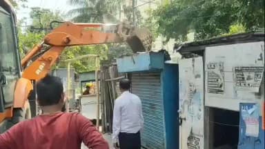 आदित्यपुर गम्हरिया: प्रभात पार्क के नजदीक अतिक्रमण हटाने के दौरान हंगामा, वर्तमान एवं पूर्व पार्षदों में तीखी नोकझोंक