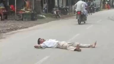 महाराजगंज: घुघली थाना क्षेत्र में शराब के नशे में सड़क पर लेटा युवक, वीडियो हुआ वायरल