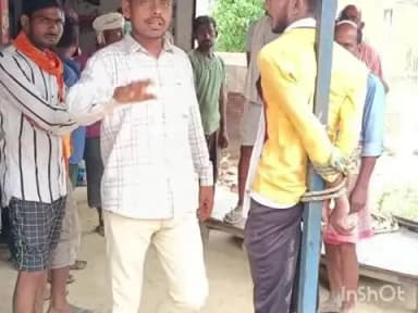 जलालपुर: जलालपुर क्षेत्र के कर्बला कासिमपुर में बाइक ले जाने के संदेह में युवक को रोका, हाथ बांधने की तस्वीर हुई वायरल