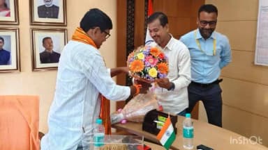 সোনামুখী: সোনামুখী বিধানসভার বিধায়ক দিবাকর ঘরামী
পশ্চিমবঙ্গ সরকারের বন , পরিবেশ ও সমবায় প্রতিমন্ত্রী হিসেবে দায়িত্বভার গ্রহণ করে নিজ দপ্তরে বসলেন