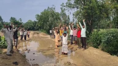 चंदौसी: गांव दियौरा खास में कई गांवों को जोड़ने वाले मार्ग पर जल भराव से ग्रामीण परेशान, समस्या से संबंधित डीएम को सौंपा ज्ञापन