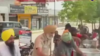 ਨਿਹਾਲ ਸਿੰਘਵਾਲਾ: ਭਿਆਨਕ ਗਰਮੀ ਨੂੰ ਮੱਦੇਨਜ਼ਰ ਰੱਖਦਿਆਂ ਮੋਗਾ ਪੁਲਿਸ ਦੇ ਥਾਣਾ ਅਜੀਤਵਾਲ ਵੱਲੋਂ ਥਾਣੇ ਦੇ ਸਾਹਮਣੇ ਲਾਈ ਗਈ ਠੰਡੇ ਮਿੱਠੇ ਜਲ ਦੀ ਛਬੀਲ