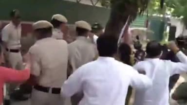 पार्लियामेंट स्ट्रीट: निर्वाचन आयोग के बाहर विरोध प्रदर्शन कर रहे कांग्रेस कार्यकर्ताओं को पुलिस ने हिरासत में लिया